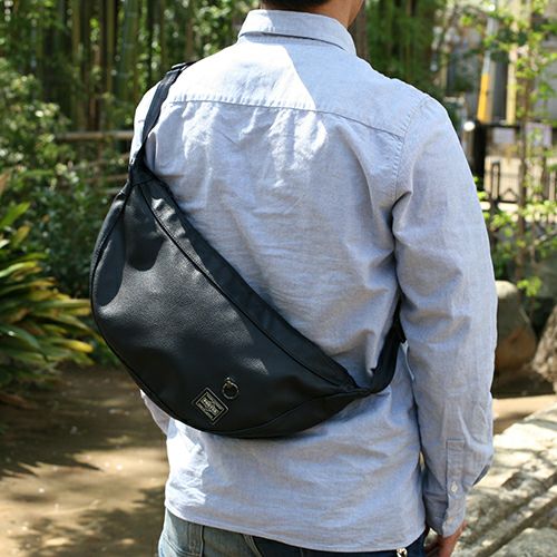 【ジャムホームメイド（JAMHOMEMADE）】ポーター/PORTER PVC レザー バナナショルダー ボディバッグ