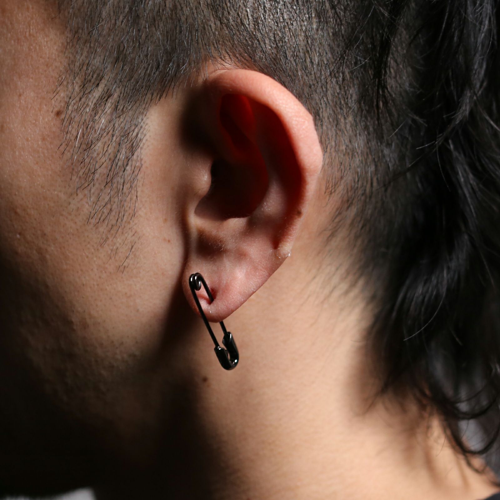 J-PI050-BK)安全ピンダイヤモンドピアスM-ブラック/片耳｜アクセサリー